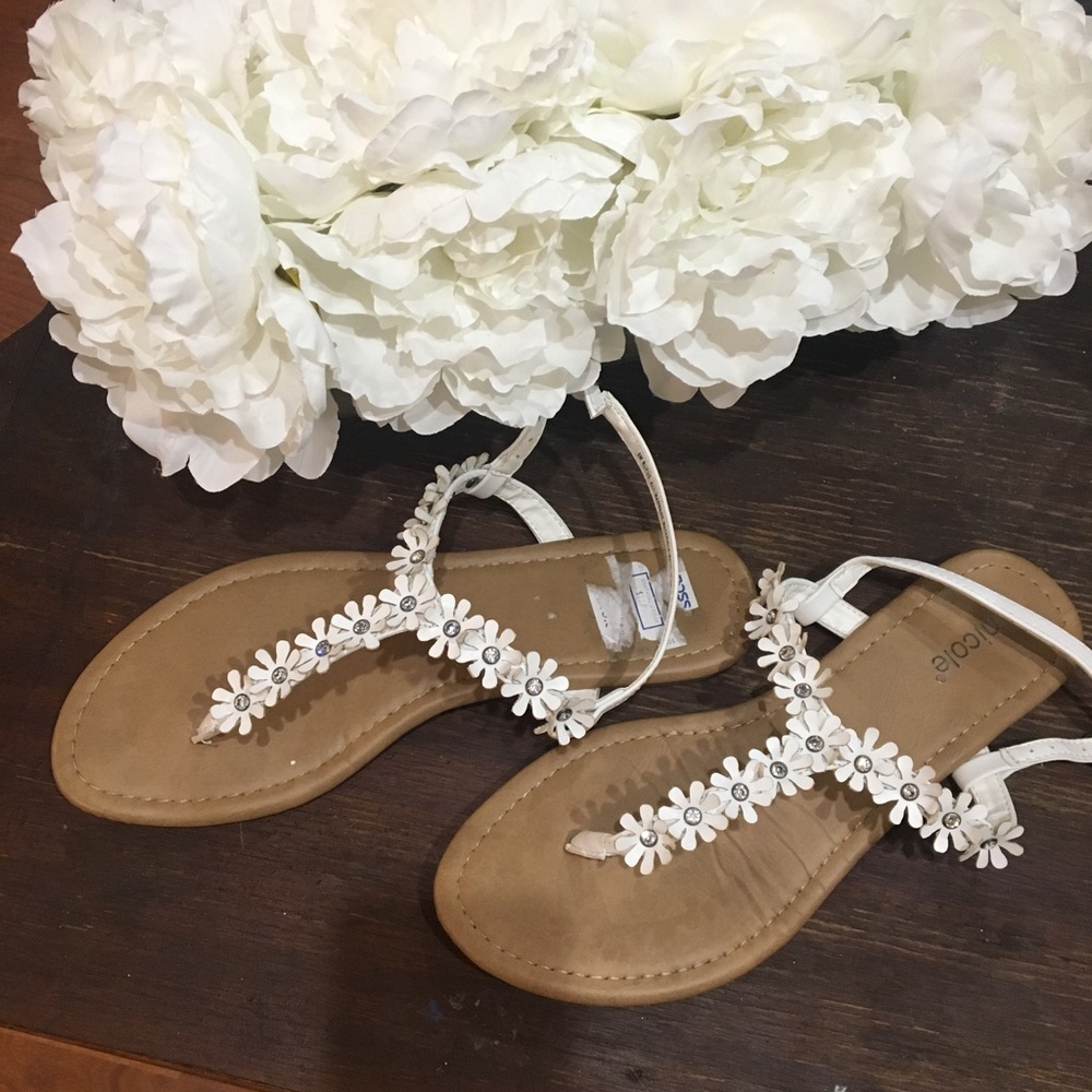 Super cute white Daisy sandals